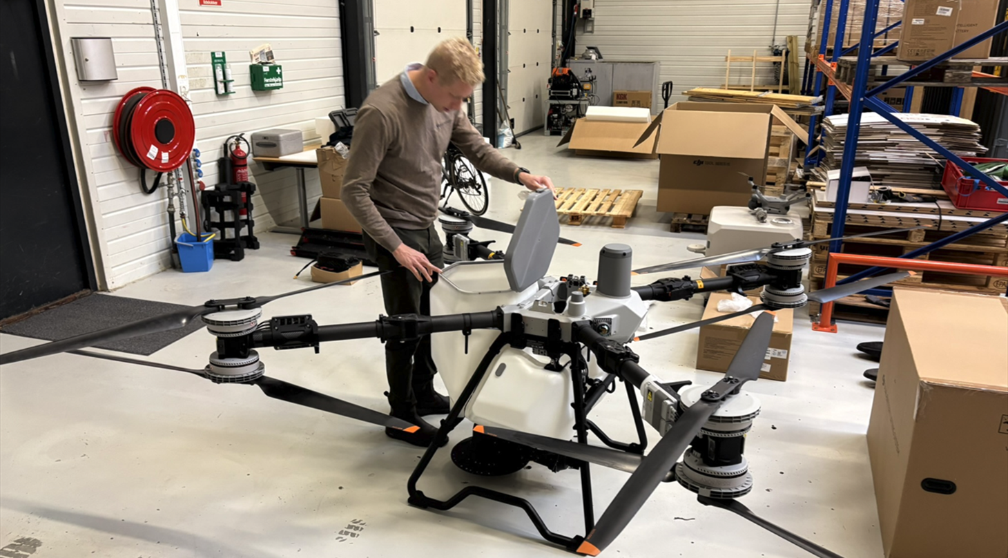 Mand med drone i lagerhal